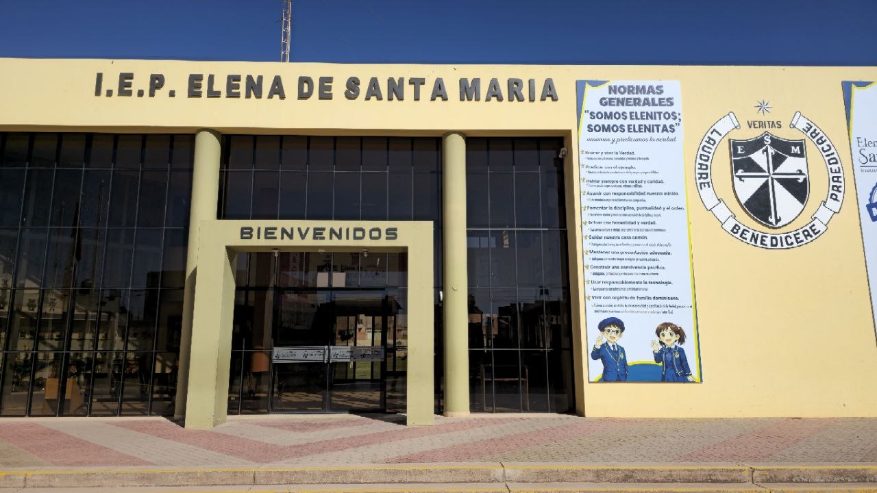 Vista amplia de la fachada de la IEP Elena de Santa María