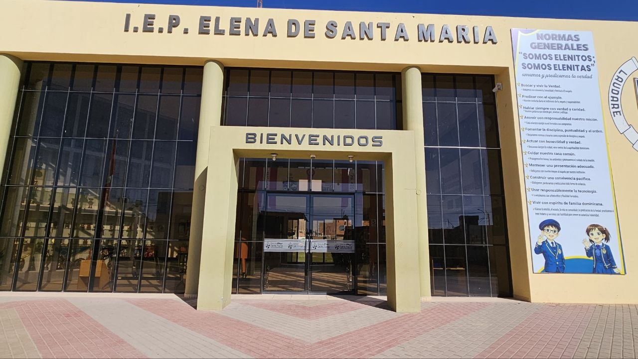Puerta central y ventanales del colegio Elena de Santa María